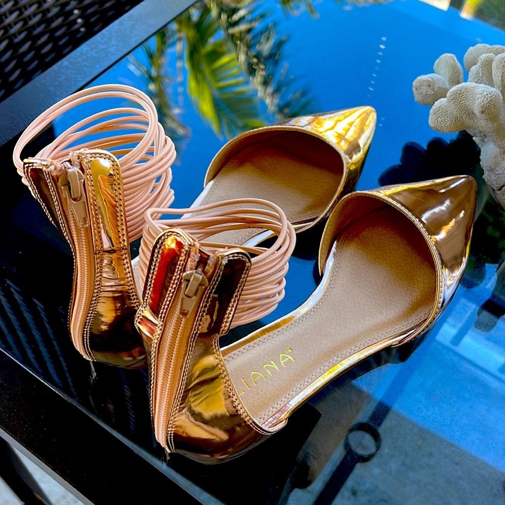 Almost New size 7 1/2 shiny , pretty flats.  Perfect for a night out.